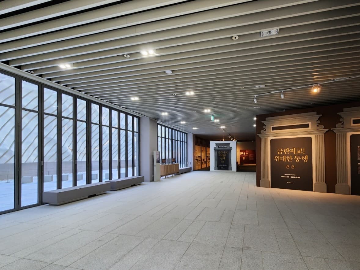 National Memorial of the Korean Provisional Government 1 : Spacious lobby with flat surface in front of the exhibition hall
